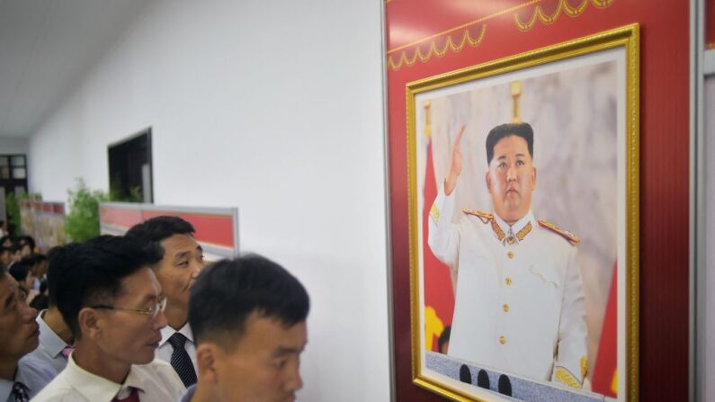 Sur cette photo prise à Pyongyang le 19 juillet 2023, des personnes visitent l'exposition nationale de photos, qui a été ouverte au Palais de la culture du peuple pour célébrer le 70ème anniversaire de la fin de la guerre de Corée, que le pays célèbre comme le jour de la "Victoire de la guerre de libération de la patrie". (Photo KIM WON JIN/AFP via Getty Images)