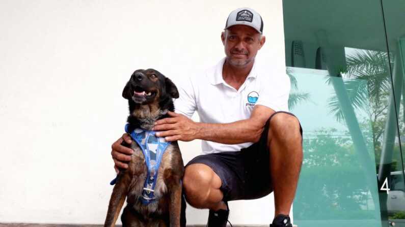 Le pêcheur mexicain Genaro Rosales, membre de l'équipage qui a sauvé le marin australien Tim Shaddock et sa chienne Bella après plus de deux mois de dérive dans l'océan Pacifique, pose avec la chienne à Manzanillo, dans l'État de Colima, au Mexique, le 20 juillet 2023. (Photo ULISES RUIZ/AFP via Getty Images)