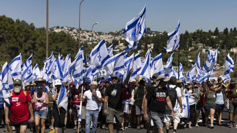 Une marche de plusieurs jours de Tel Aviv à Jérusalem pour protester contre le projet de loi de réforme judiciaire du gouvernement avant un vote au parlement. (Photo MENAHEM KAHANA/AFP via Getty Images)