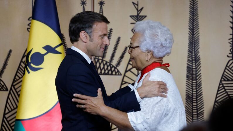 Emmanuel Macron remet les insignes de commandeur de la Légion d'honneur à Marie-Claude Tjibaou, veuve du meneur kanak assassiné Jean-Marie Tjibaou, lors d'une cérémonie à Nouméa le 24 juillet 2023. (Photo : LUDOVIC MARIN/AFP via Getty Images)