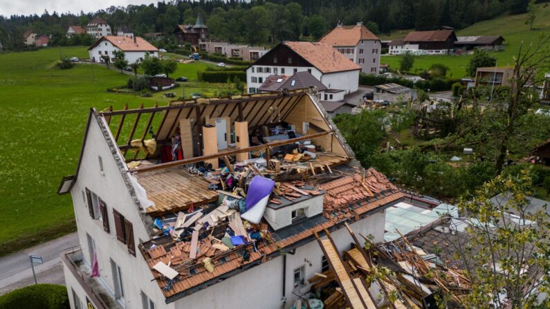 Une maison dont le toit a été emporté par le vent suite à un violent orage qui a frappé la région du Cret-du-Locle, près de La Chaux-de-Fonds, en Suisse. Le 24 juillet 2023. (Photo FABRICE COFFRINI/AFP via Getty Images)