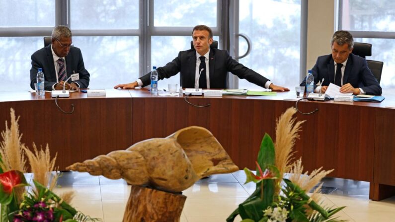 Emmanuel Macron, le président du Sénat de Nouvelle-Calédonie Victor Gogny et le ministre français de l'Intérieur, Gérald Darmamin, s'adressent au Sénat local à Nouméa le 25 juillet 2023. (Photo LUDOVIC MARIN/POOL/AFP via Getty Images)