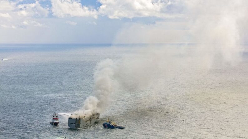Bateaux de secours en train d'essayer d'éteindre un incendie à bord du Fremantle Highway, un cargo au large de l'île d'Ameland, dans le nord des Pays-Bas. (Photo FLYING FOCUS/ANP/AFP via Getty Images)