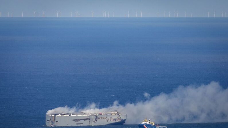 Le cargo Fremantle Highway, immatriculé au Panama, prend feu au large de l'île d'Ameland, au nord des Pays-Bas, le 26 juillet 2023. (JAN SPOELSTRA/ANP/AFP via Getty Images)