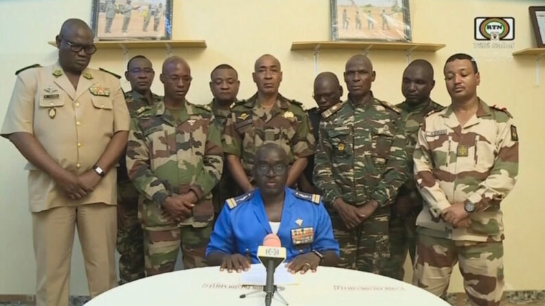 "Nous, les forces de défense et de sécurité, avons décidé de mettre fin au régime du président Bazoum", a déclaré le 26 juillet 2023 le colonel-major Amadou Abdramane, entouré de neuf autres soldats en uniforme. (Photo : -/ORTN - Télé Sahel/AFP via Getty Images)
