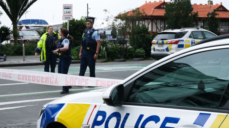 Le centre-ville est bouclé le 20 juillet 2023 à Auckland, Nouvelle-Zélande. Un homme armé et deux autres personnes ont été tués à la suite d'une fusillade à Auckland, alors que la ville se prépare à accueillir le match d'ouverture de la coupe du monde de football féminin. (Photo Lynn Grieveson /Getty Images).