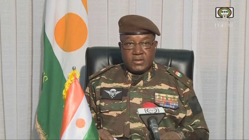 Le général Abdourahamane Tchiani du Niger, s'exprimant à la télévision nationale et lisant une déclaration en tant que « Président du Conseil national pour la sauvegarde de la patrie », après l'éviction du président élu Mohamed Bazoum. (Photo : /ORTN - Télé Sahel/AFP via Getty Images)