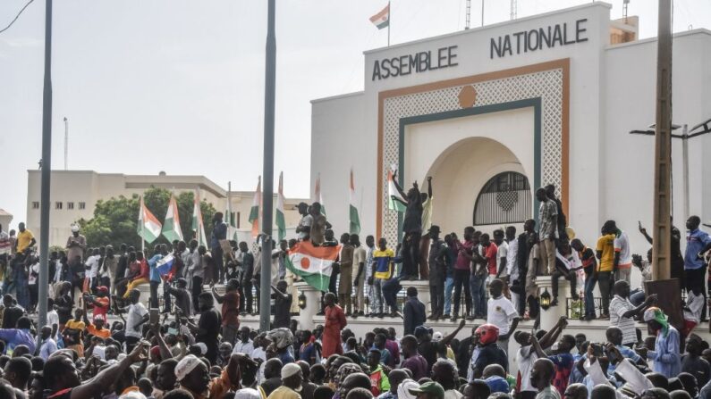 Rassemblement de soutien à la junte nigérienne devant l'Assemblée nationale à Niamey, le 30 juillet 2023. (Photo-/AFP via Getty Images)