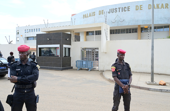 Devant le palais de justice où l'opposant Ousmane Sonko était entendu par le doyen des juges suite aux accusations du procureur de la République, à Dakar le 31 juillet 2023. (Photo SEYLLOU/AFP via Getty Images)