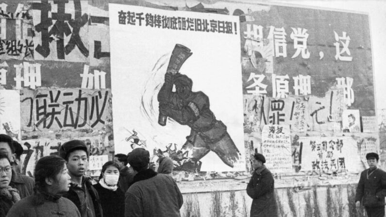 Un petit groupe de jeunes Chinois passe devant plusieurs affiches murales en février 1967 dans le centre de Pékin, pendant la "Grande révolution culturelle prolétarienne". (Jean Vincent/AFP via Getty Images)