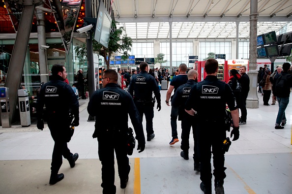 Des agents de sécurité de la SNCF, à l'intérieur de la gare du Nord à Paris.   (GEOFFROY VAN DER HASSELT/AFP via Getty Images)