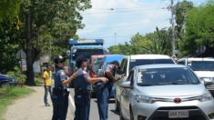 Philippines: le sac à dos d’un motard éclate, laissant échapper 72.000 dollars, les automobilistes se ruent sur les billets