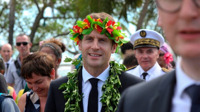 Le président français Emmanuel Macron participe à une cérémonie d'accueil sur l'île d'Ouvéa en Nouvelle-Calédonie, le 5 mai 2018. (LUDOVIC MARIN/AFP via Getty Images)
