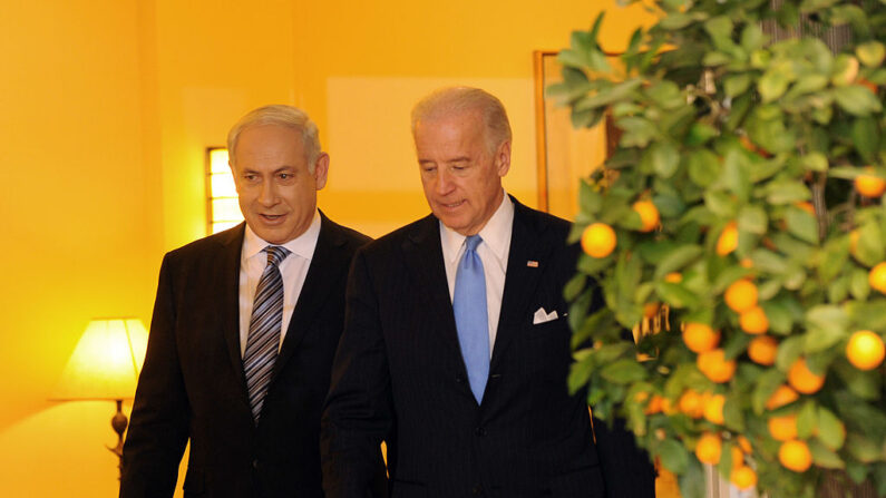 Le Premier ministre israélien Benjamin Netanyahu (à g.) et Président américain Joe Biden en mars 2010 à Jérusalem. (Photo Debbi Hill - Pool/Getty Images)