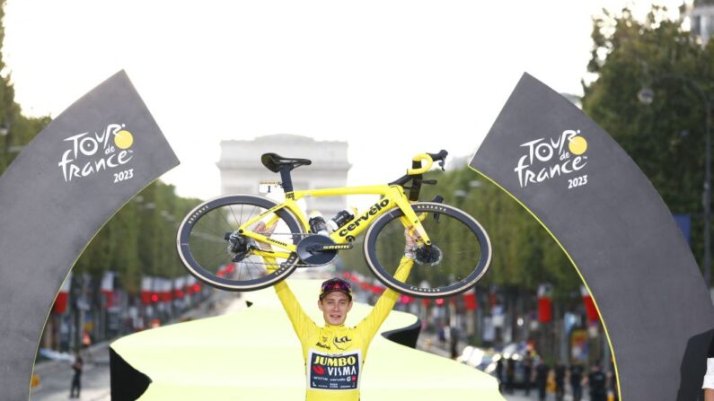 Le Danois Jonas Vingegaard de Jumbo-Visma, célèbre le maillot jaune de leader du classement général du Tour de France cycliste, dimanche 23 juillet 2023. Le Tour de France se déroulera cette année du 01 au 23 juillet 2023. (Photo by ETIENNE GARNIER/BELGA MAG/AFP via Getty Images)