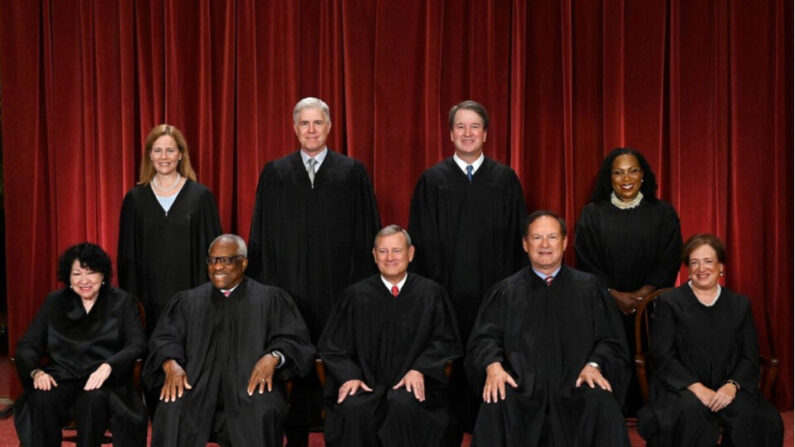 Les juges de la Cour suprême posent pour leur photo officielle à Washington le 7 octobre 2022. (De gauche à droite) Les juges Sonia Sotomayor et Clarence Thomas, le juge en chef de la Cour suprême John Roberts, les juges Samuel Alito et Elena Kagan. (Derrière, de gauche à droite) Les juges Amy Coney Barrett, Neil Gorsuch, Brett Kavanaugh et Ketanji Brown Jackson. (Olivier Douliery/AFP via Getty Images)