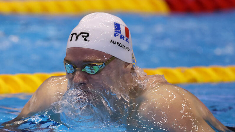 Léon Marchand, s'est qualifié mardi pour la finale du 200 m papillon aux Championnats du monde de natation de Fukuoka. (Photo by Sarah Stier/Getty Images)
