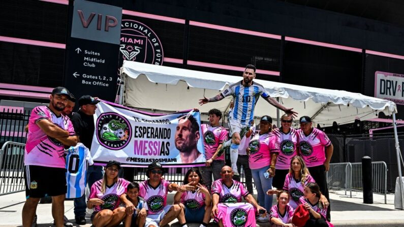 Les fans de l'Argentin Lionel Messi attendent son arrivée au stade DRV PNK de Fort Lauderdale en Floride, le 11 juillet 2023. (Photo CHANDAN KHANNA/AFP via Getty Images)