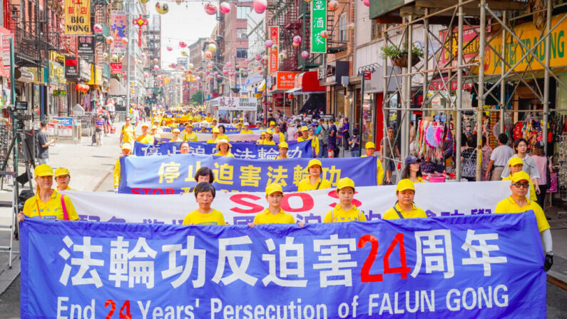 Défilé des pratiquants de Falun Gong pour commémorer le 24e anniversaire de la persécution de la discipline spirituelle en Chine, dans le quartier chinois de New York, le 15 juillet 2023. (Mark Zou/Epoch Times)