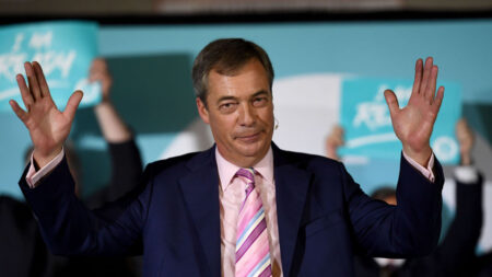 Les comptes bancaires de l’ancien homme fort du Brexit, Nigel Farage, ont été fermés