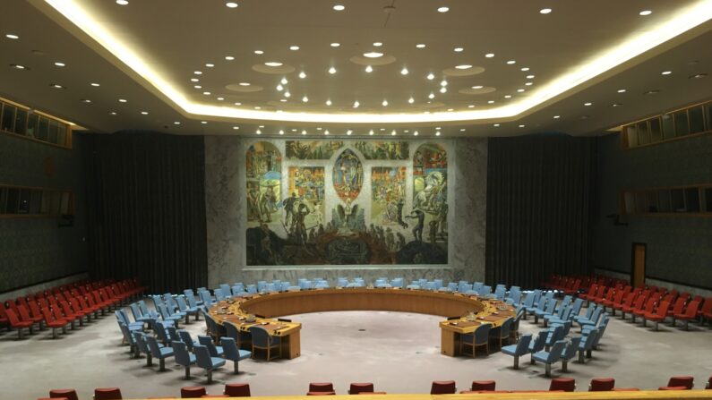 Salle du Conseil de sécurité de l'ONU. (Par SophieC17 — Travail personnel, CC BY-SA 4.0, https://commons.wikimedia.org/w/index.php?curid=97820059)