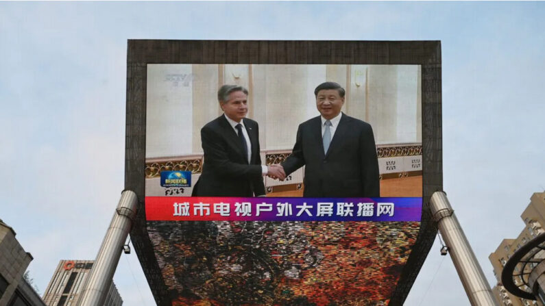 La télévision centrale chinoise diffuse des images de la rencontre entre le secrétaire d'État américain Antony Blinken et le dirigeant chinois Xi Jinping sur un écran géant à l'extérieur d'un centre commercial à Pékin, le 19 juin 2023. (Greg Baker/AFP via Getty Images)