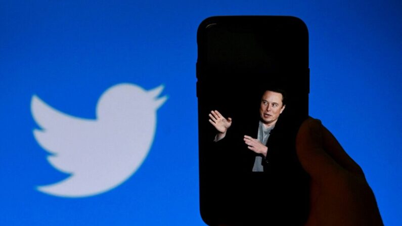 Une photo d'Elon Musk sur l'écran d'un smartphone avec le logo de Twitter en arrière-plan, à Washington, le 4 octobre 2022. (Olivier Douliery/AFP via Getty Images)