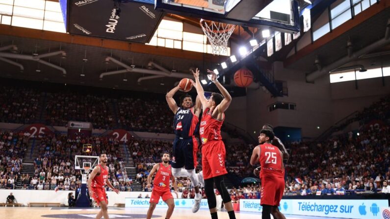 Yves Pons lors match de préparation de la Coupe du monde de basket-ball FIBA 2023 entre la France et la Tunisie, le 31 juillet 2023. (Photo GAIZKA IROZ/AFP via Getty Images)
