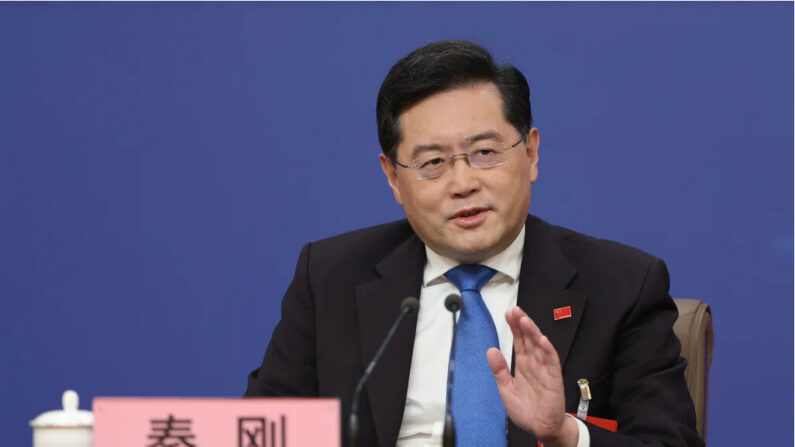 Le ministre chinois des Affaires étrangères, Qin Gang, participe à une conférence de presse au Centre des médias de Pékin, le 7 mars 2023. (Lintao Zhang/Getty Images)