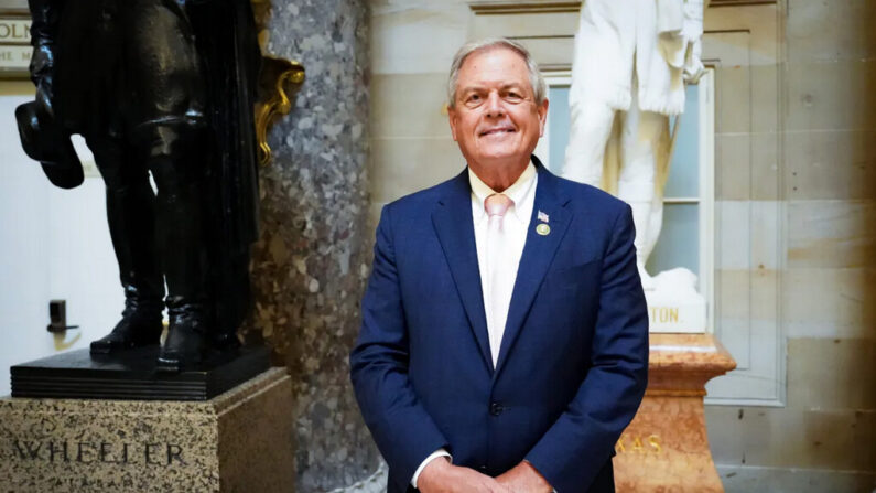 Le député Ralph Norman (Parti républicain – Caroline du Sud) pose pour une photo dans le Hall du mémorial de l'émancipation au Capitole des États-Unis à Washington le 22 juin 2023. (Madalina Vasiliu/Epoch Times)
