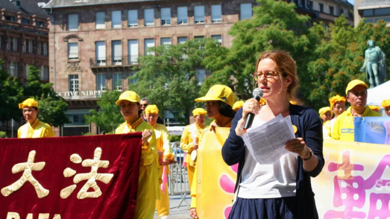 Sandra Genin, pratiquante du Falun Gong, s'exprime sur la place Kléber, à Strasbourg, en France, le 24 juin 2023. (Phuong Hoang /Édition vietnamienne d’Epoch Times)
