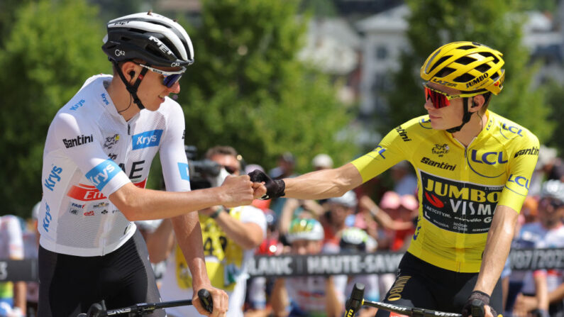 Tadej Pogacar (à.g) et Jonas Vingegaard (à.d) au départ du Tour de France le 19 juillet 2023. (Photo THOMAS SAMSON/AFP via Getty Images)