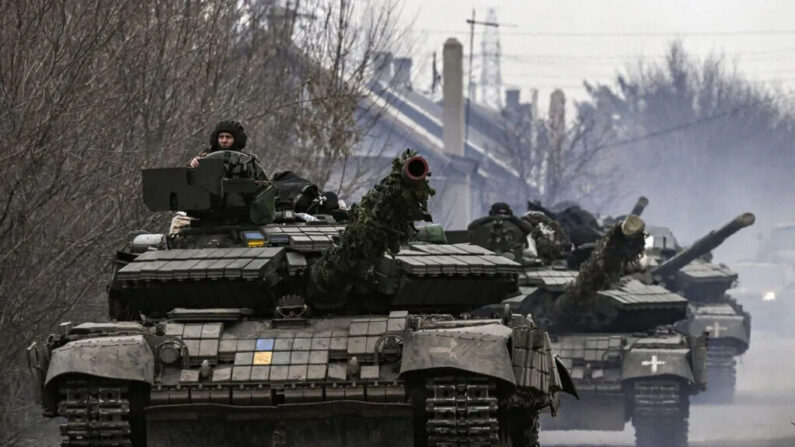 Des chars ukrainiens se dirigent vers Bakhmut, dans la région de Donetsk, le 20 mars 2023. (Aris Messinis/AFP via Getty Images)
