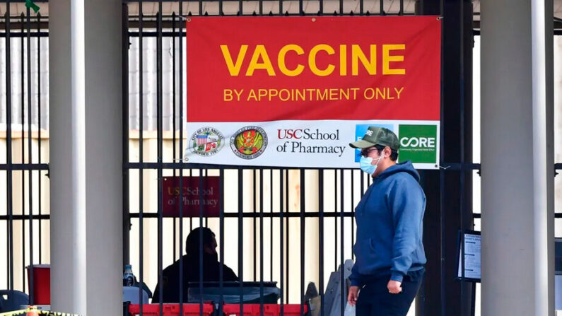 Aucune file d'attente n'est visible au site de vaccination Covid-19 de Lincoln Park, déjà fermé en raison d'une pénurie de vaccins, à Los Angeles (Californie), le 11 février 2021. (Frederic J. Brown/AFP via Getty Images)