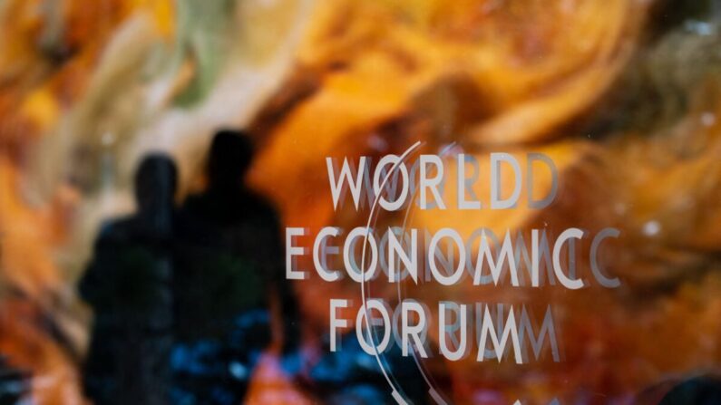 Un panneau du FEM est vu au centre de congrès lors de la réunion annuelle du Forum économique mondial (FEM) à Davos le 18 janvier 2023. (Fabrice Coffrini/AFP via Getty Images)