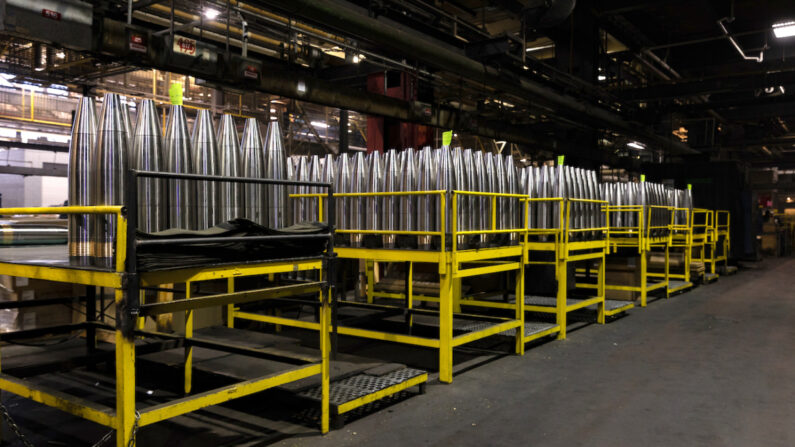 Des obus d'artillerie de 155 mm dans l'atelier de production de l'usine de munitions de l'armée de Scranton, à Scranton (Pennsylvanie), le 12 avril 2023. (Hannah Beier/Getty Images)