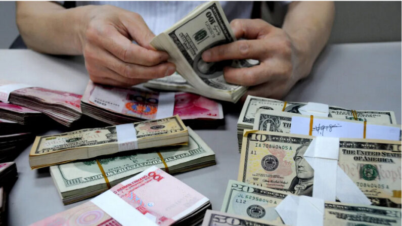 Un membre du personnel compte l'argent dans une succursale de la Banque de Chine à Lianyungang, dans la province chinoise de Jiangsu, le 10 août 2011. (VCG/VCG via Getty Images)
