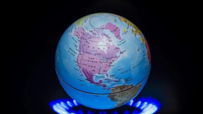 Un petit globe au-dessus d'un feu pour illustrer le réchauffement climatique est vu lors de la 21e session de la Conférence des Parties à la Convention-cadre des Nations Unies sur les changements climatiques (COP21/CMP11), en France, le 4 novembre 2015. (Lionel Bonaventure/AFP/Getty Images)