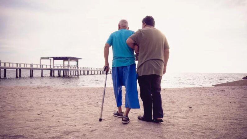 Les patients atteints de la maladie de Parkinson tombent souvent en marchant, ce qui peut mettre leur vie en danger. Il est recommandé qu'ils aient une auto-formation et améliorent également l'environnement. (Tonkid/Shutterstock)

0:00
5:53