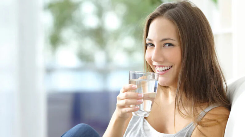 Bien boire de l'eau est bon pour la santé, mais en boire trop peut provoquer une intoxication à l'eau. (Antonio Guillem/Shutterstock)