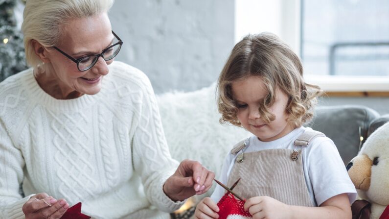 Quelle chance pour un enfant d'avoir une grand-mère ou un grand-père doué pour le tricot, le crochet, la broderie, la couture et autres travaux manuels.(Vera Prokhorova/Shutterstock)