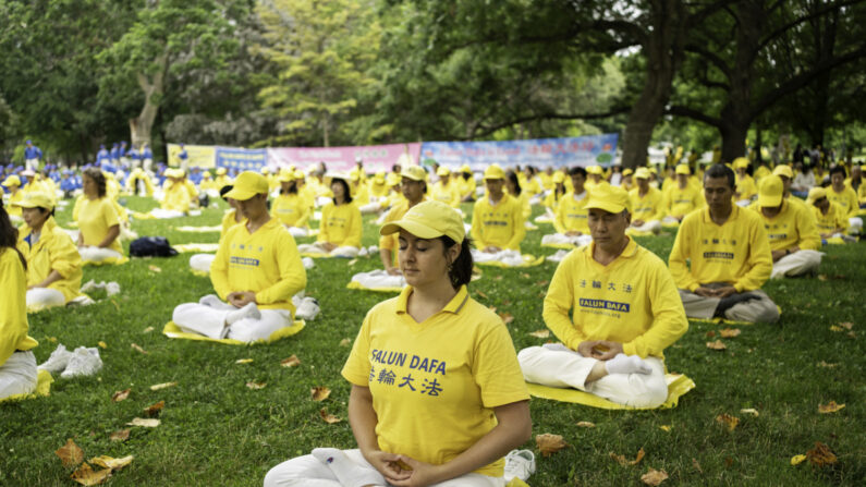 Des pratiquants du Falun Gong font le cinquième exercice de la pratique méditative à Queen's Park, à Toronto (Ontario), le 15 juillet 2023. Des centaines de pratiquants du Falun Gong ont participé à un rassemblement et un défilé dans le centre-ville et ont appelé le régime chinois à mettre fin aux persécutions dont la pratique spirituelle fait face. (Evan Ning/Epoch Times)