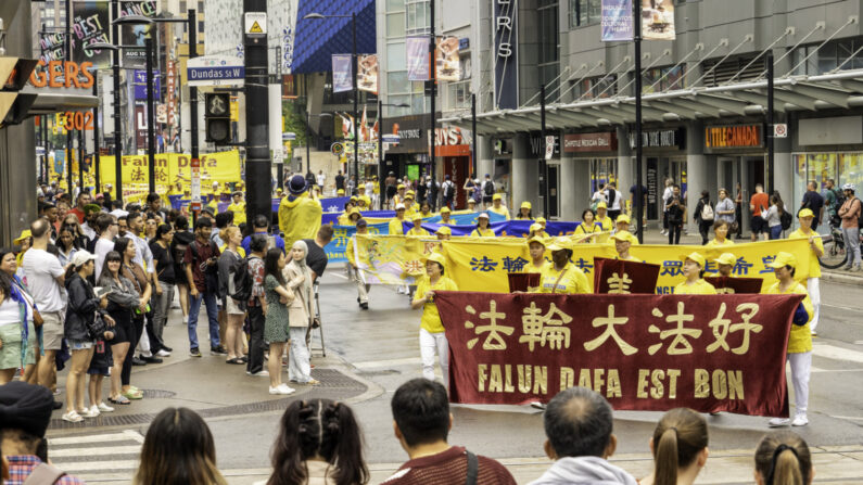 Des centaines de pratiquants du Falun Gong ont participé à un rassemblement et à un défilé dans le centre-ville de Toronto le 15 juillet 2023, pour demander au régime chinois de mettre fin à la persécution du Falun Gong. (Evan Ning/Epoch Times)