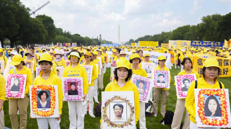 Des pratiquants du Falun Gong demandent la fin de la persécution en Chine, lors d'un événement marquant les 24 ans de persécution, au Capitole, le 20 juillet 2023. (Samira Bouaou/Epoch Times)