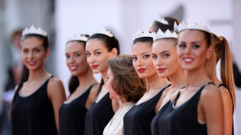Les finalistes du concours Miss Italia 2018 lors de la 75e Mostra de Venise à Sala Grande à Venise, en Italie, le 7 septembre 2018. (Eamonn M. McCormack/Getty Images)