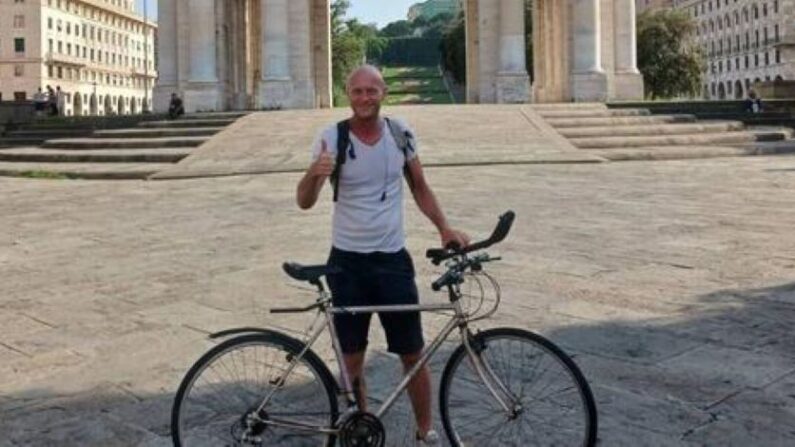 Le maire Bonnesvalyn, Stéphane Frère, parcourt 750 km en direction du Vatican pour restaurer l’église de sa commune. (Photo: Facebook de la mairie de Bonnesvalyn)