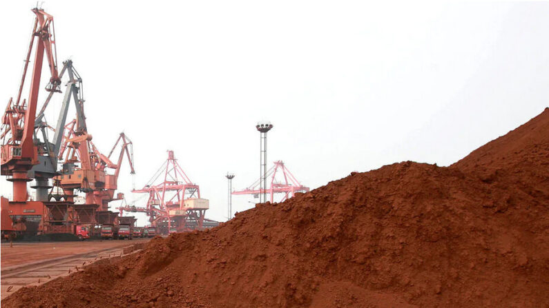 Diverses terres rares empilées pour être chargées sur un navire dans le port de Lianyungang, dans la province de Jiangsu, dans l'est de la Chine, le 5 septembre 2010 (STR/AFP via Getty Images).