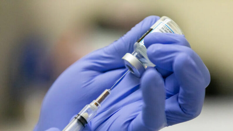 Le vaccin Covid-19 Moderna préparé à la clinique de Lestonnac à Orange, en Californie, le 9 mars 2021. (John Fredricks/Epoch Times)