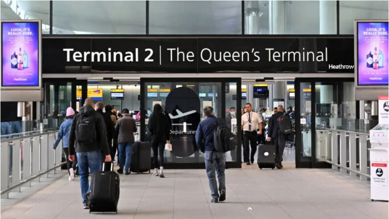 Des voyageurs arrivent au terminal 2 de l'aéroport de Londres Heathrow, dans l'ouest de Londres, le 6 avril 2022. (Justin Tallis/AFP/Getty Images/TNS)