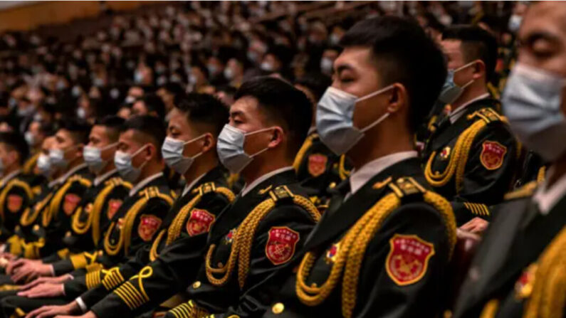 Des membres de la fanfare de l'Armée populaire de libération lors de la cérémonie d'ouverture du 20e Congrès national du Parti communiste chinois au Grand Hall du peuple, le 16 octobre 2022 à Pékin, en Chine. (Kevin Frayer/Getty Images)
